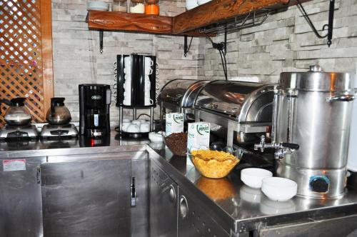 Dapur atau dapur kecil di Antique Hostel