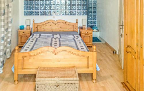 卡龐特拉的住宿－4 Bedroom Cozy Home In Carpentras，一间卧室配有木质床和木地板