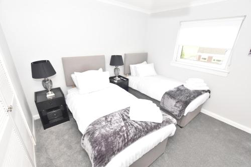 Un pat sau paturi într-o cameră la Lovely 2 Bedroom Flat in a quiet location
