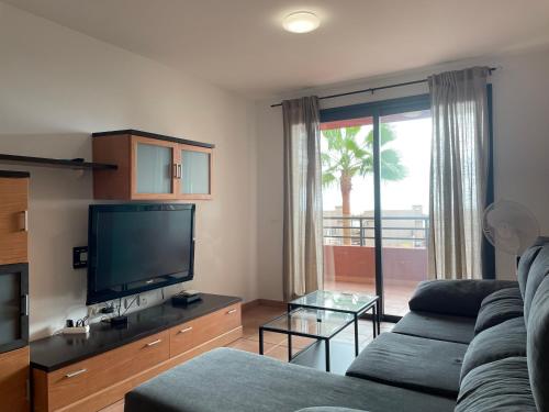 تلفاز و/أو أجهزة ترفيهية في Cozy 2 Bedroom Apartment Playa Paraiso