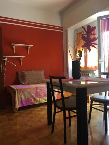 a dining room with a table and a bed at Affittacamere Ferranti di fronte al Centro di Selezione in Foligno