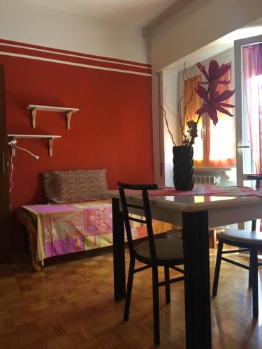 a dining room with a table and a bed at Affittacamere Ferranti tra Caserma e stazione in Foligno