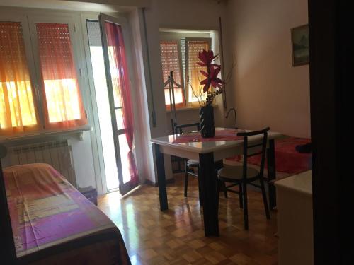 a room with a table and chairs and a bedroom at Affittacamere Ferranti tra Caserma e stazione in Foligno