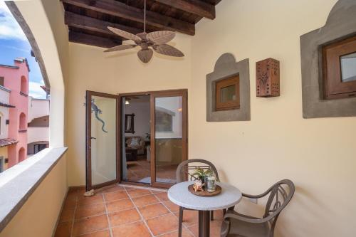 a room with a table and chairs and a ceiling at Gecko Getaway condo in Roatán