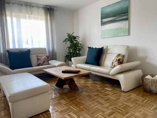 a living room with two couches and a coffee table at Hopfenglück in Tettnang