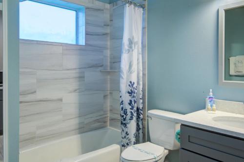uma casa de banho com uma banheira, um WC e um lavatório. em HS#2- Modern Studio next to Premier Sports Complex em Bradenton