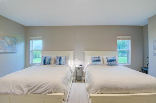 2 camas en un dormitorio con 2 ventanas en HS#2- Modern Studio next to Premier Sports Complex, en Bradenton