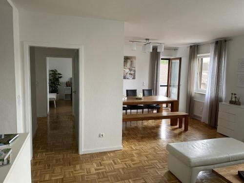 a living room with a table and a dining room at Hopfenglück in Tettnang