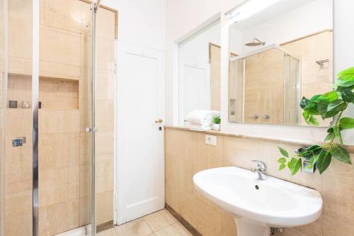 A bathroom at Trastevere Blue King Studio Suite - Top Collection