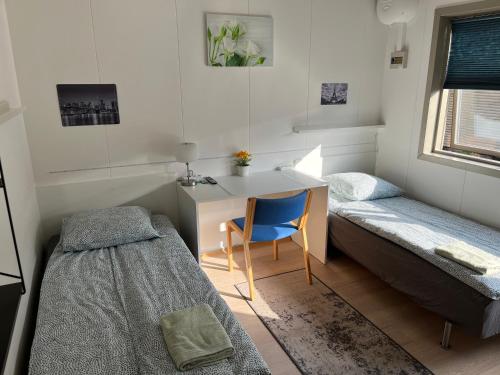 Dormitorio con cama, escritorio y cama en Pavillon Greve en Greve