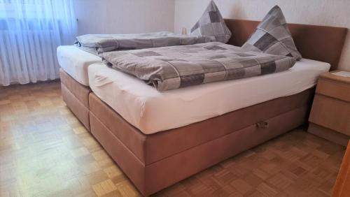 Eltmannにあるnette, ruhige Ferienwohnung für 4 Personen (ca. 105 m²) in Eltmannのベッド(枕付)が備わる客室です。