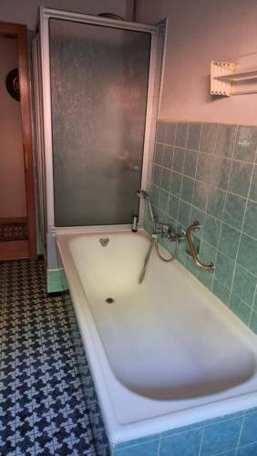 bagno con vasca bianca e pavimento piastrellato di nette, ruhige Ferienwohnung für 4 Personen (ca. 105 m²) in Eltmann a Eltmann