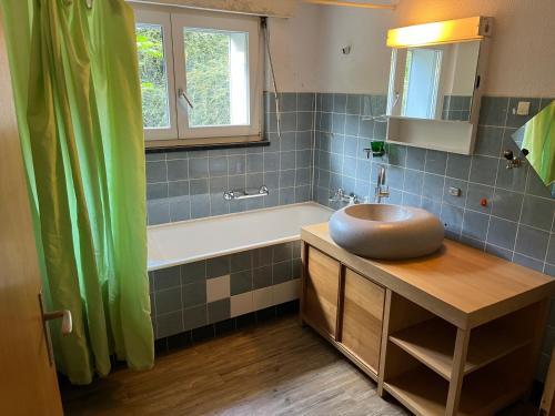 ein Badezimmer mit einer Badewanne, einem Waschbecken und einer Badewanne in der Unterkunft Longstay Montage Monteur Apartements in Amden