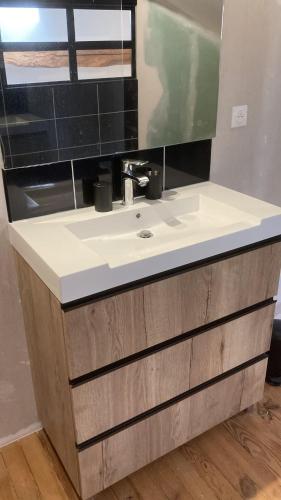 une salle de bain avec un lavabo et un miroir dans l'établissement Clos du Palens Agen - Que des amis, que du bonheur, à Laugnac