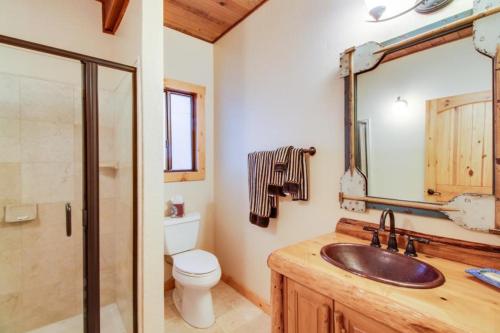 Bilik mandi di Tahoe Pines Cabin