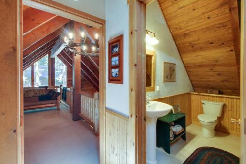 Bilik mandi di Tahoe Pines Cabin