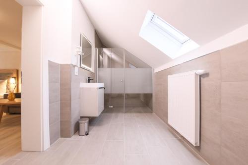 a bathroom with a toilet and a skylight at 247 Selfcheckin Pferdemarkt in Leer