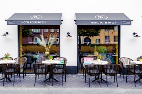 Hotel Botterweck في فالكنبورخ: مجموعة طاولات وكراسي امام مطعم