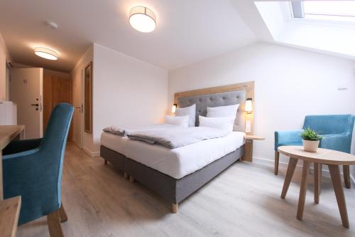 a bedroom with a bed and a table and chairs at 247 Selfcheckin Pferdemarkt in Leer