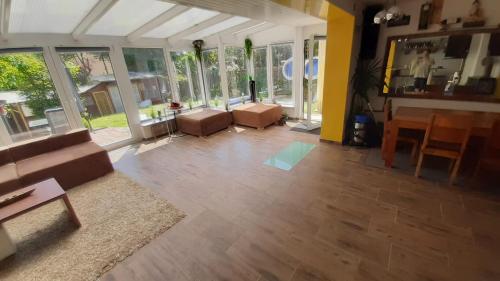 ein Wohnzimmer mit einem Sofa und einem Tisch in der Unterkunft WOHLFÜHLOASE - Zimmer, Appartment - im Herzen STARNBERGS in Starnberg