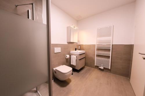 a bathroom with a toilet and a sink at 247 Selfcheckin Pferdemarkt in Leer