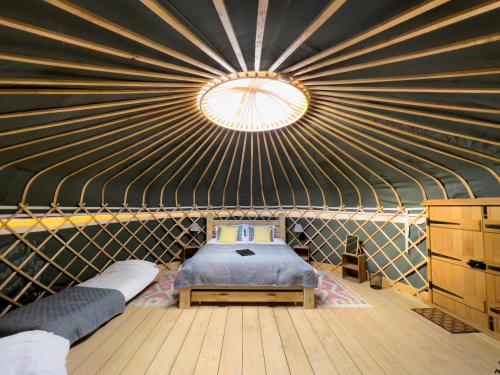 um quarto com uma cama numa tenda em Wild Meadow, Lodge Farm, East Raynham em Fakenham