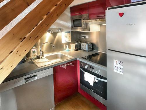 La cuisine est équipée d'un réfrigérateur et d'un évier. dans l'établissement Charmant studio cabine + mezzanine pour 4 pers. à Valloire, proche remontées mécaniques et commerces - FR-1-263-485, à Valloire