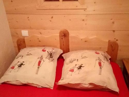 two pillows on a bed in a room at Appartement Valloire, 1 pièce, 4 personnes - FR-1-263-485 in Valloire