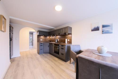 a kitchen with a table and a counter top at 247 Selfcheckin Pferdemarkt in Leer