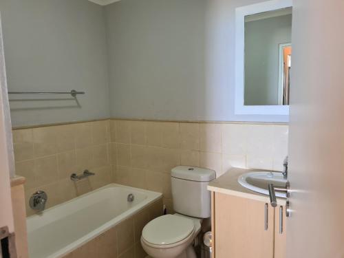 een badkamer met een toilet, een bad en een wastafel bij Point Village Accommodation - Santos 57 in Mosselbaai