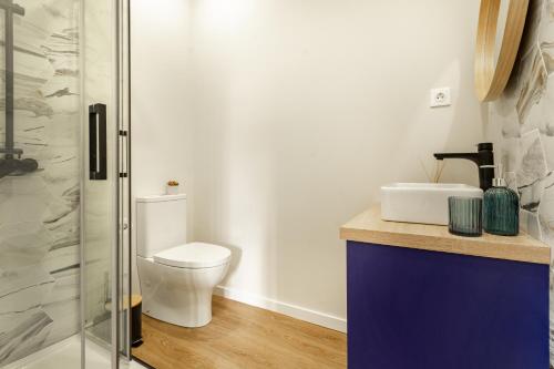 La salle de bains est pourvue de toilettes et d'une douche en verre. dans l'établissement Porta 25 Guesthouse, à Covilhã