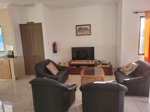 Televisyen dan/atau pusat hiburan di Azia's Apartments
