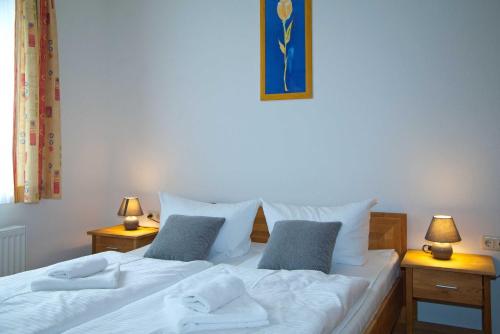ゲーレンにあるFerienappartement im Haus Brandenburgのベッドルーム1室(ベッド2台、タオル付)