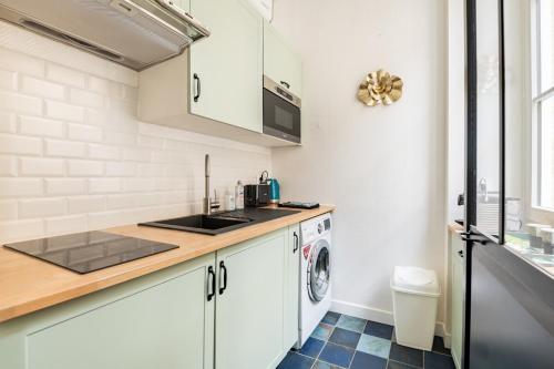 uma cozinha com pia e máquina de lavar em HOTEL DE VILLE BORDEAUX GRAND T2 STANDING em Bordéus