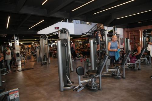 un grupo de personas en un gimnasio con máquinas en Alameda Vitória Hotel en Vitória