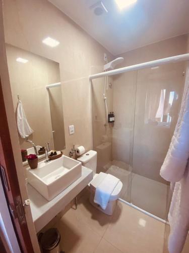 a bathroom with a sink and a toilet and a shower at Beach Eco Stays Hotel Boutique Lagoinha in Tigre