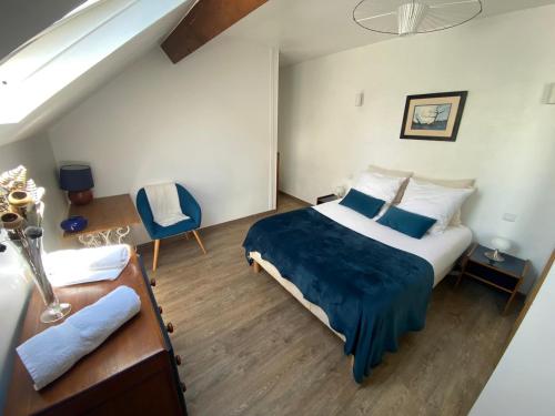Schlafzimmer mit einem Kingsize-Bett und einem Schreibtisch in der Unterkunft Maison & jardin proche Disney, Paris, Val d'Europe in Meaux