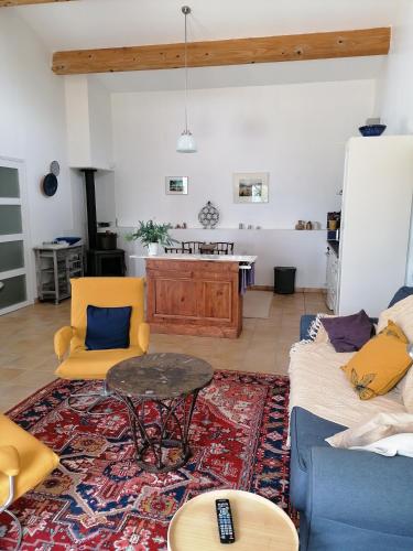 un salon avec un canapé et une table dans l'établissement Les romarins, à Saint-Jean-de-Minervois