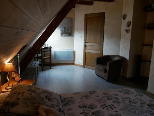 a room with a bed and a stairway with a stair at Chambres d'hôtes "La Bouill'hôte" in Langensoultzbach