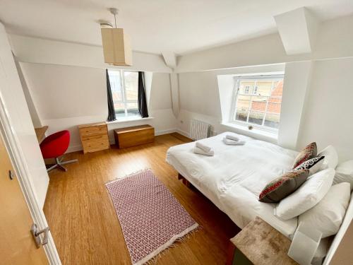 ein kleines Schlafzimmer mit einem Bett und einem Fenster in der Unterkunft Bright 1 bed flat near Cabot Circus in Bristol