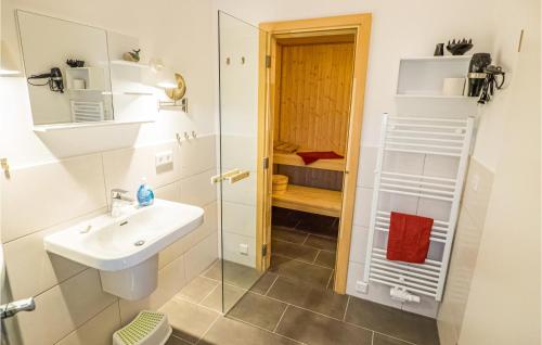 y baño pequeño con lavabo y ducha. en Lovely Home In Krems Ii-warderbrck With Sauna, en Göls