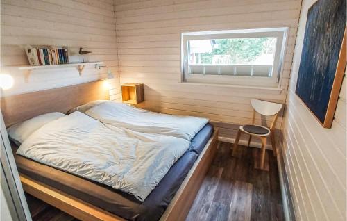 Habitación pequeña con cama y ventana en Lovely Home In Krems Ii-warderbrck With Sauna, en Göls