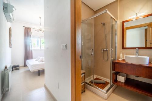 ein Badezimmer mit Dusche, Waschbecken und Spiegel in der Unterkunft Villa con Piscina Privada de La Torre Golf Resort Murcia - CA13LT in Torre-Pacheco