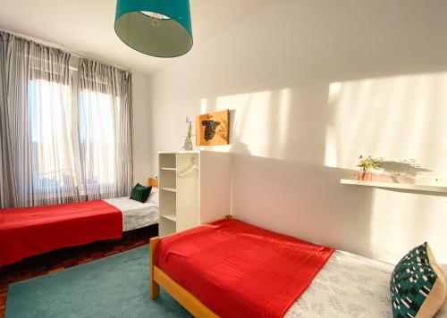 1 dormitorio con 2 camas y manta roja en Apartamento "Kanogal", en Labastida