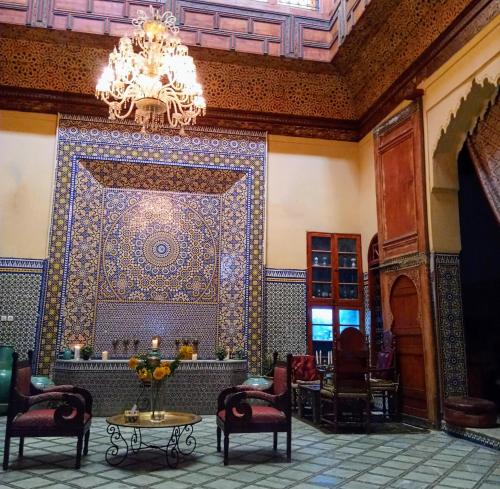 um átrio com uma grande parede com um lustre em Riad Rchacha em Fez