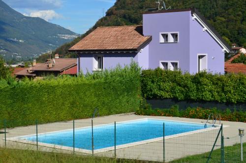 una casa con piscina frente a una casa en "Lake & Mountain" Summer House, en Colico