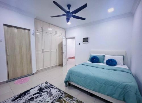 um quarto com uma cama e uma ventoinha de tecto em Homestay Ampang Farah em Ampang