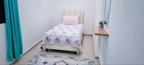 Ένα ή περισσότερα κρεβάτια σε δωμάτιο στο Homestay Ampang Farah