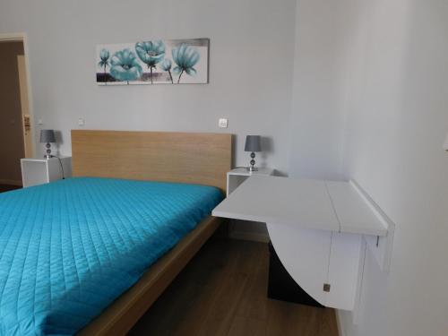 a bedroom with a bed and a white desk at Casa da Veiga in Lago