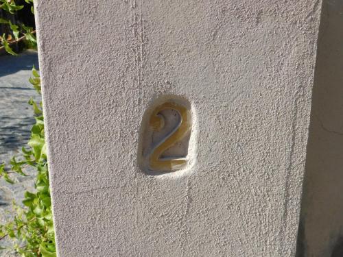 a number on the side of a wall at Casa da Veiga in Lago